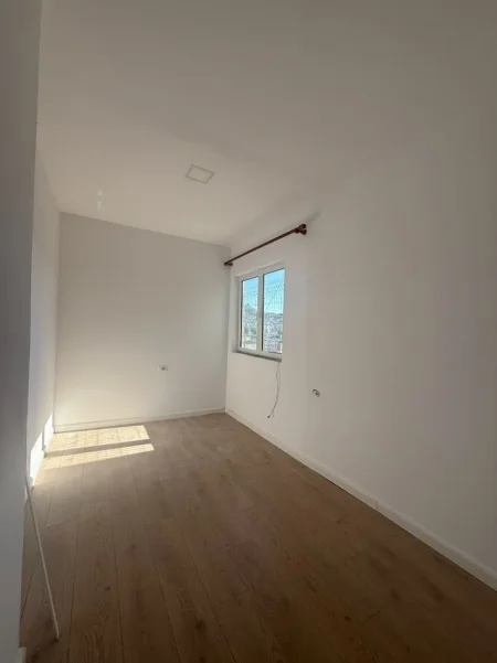 Tirane, jepet me qera apartament 2+1+Ballkon Kati 8, 90 m² 400 € (Misto Mame te Cabejt)