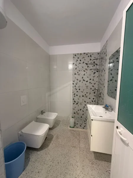 Tirane, jepet me qera apartament 2+1+Ballkon Kati 8, 90 m² 400 € (Misto Mame te Cabejt)
