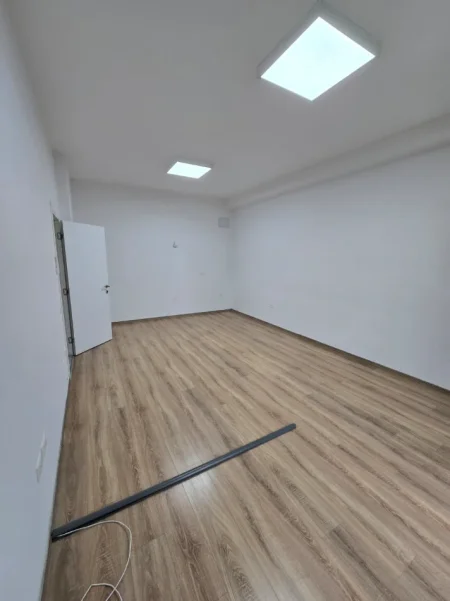 Tirane, jepet me qera zyre , 95 m² 1.100 € (Square21)