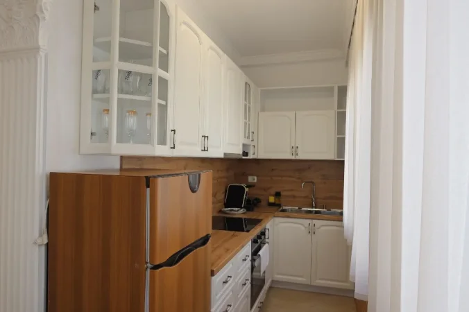 Tirane, jepet me qera apartament 2+1+Ballkon Kati 4, 73 m² 800 € (Myslym Shyri te Gjykata)