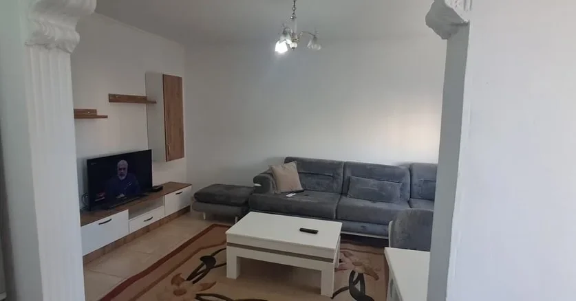 Tirane, jepet me qera apartament 1+1+Ballkon Kati 3, 60 m² 500 € (Porcelan)