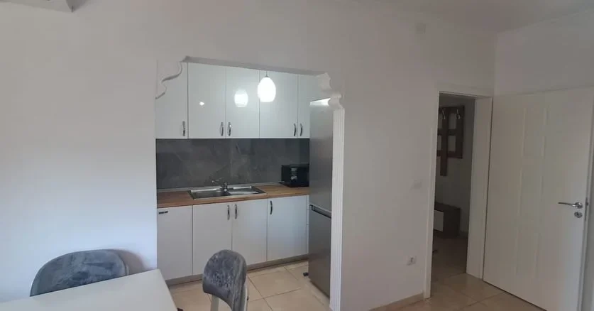 Tirane, jepet me qera apartament 1+1+Ballkon Kati 3, 60 m² 500 € (Porcelan)