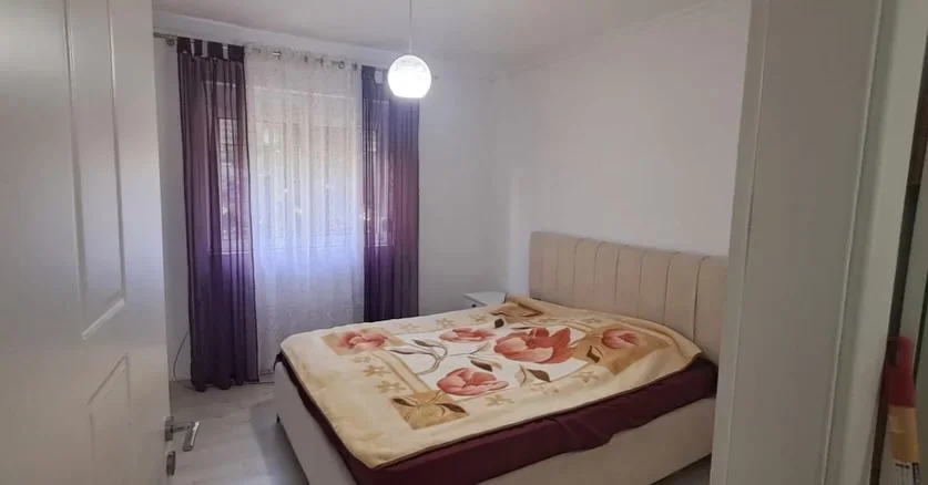 Tirane, jepet me qera apartament 1+1+Ballkon Kati 3, 60 m² 500 € (Porcelan)