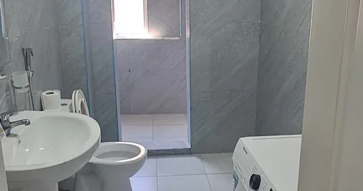 Tirane, jepet me qera apartament 1+1+Ballkon Kati 3, 60 m² 500 € (Porcelan)