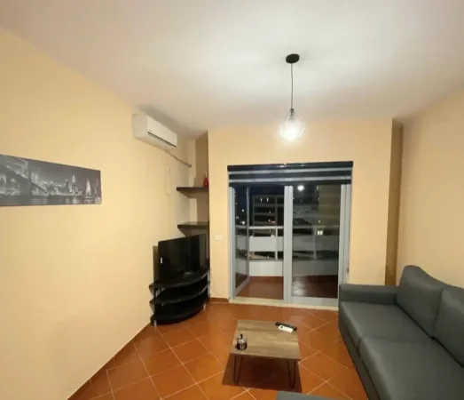 Tirane, jepet me qera apartament 1+1+Ballkon Kati 3, 67 m² 450 € 