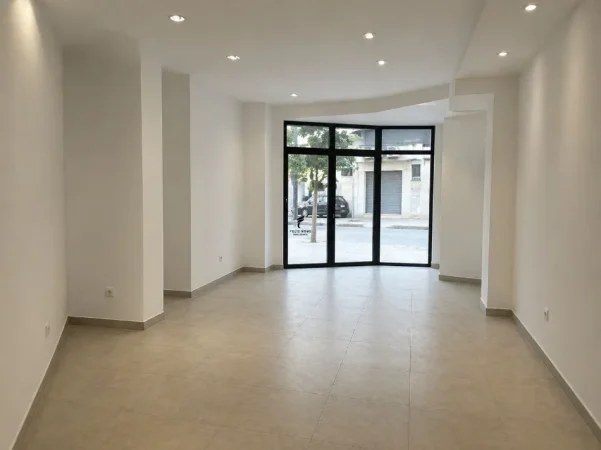 Tirane, jepet me qera dyqan Kati 0, 55 m² 1.000 € (XHAMLLIKU)