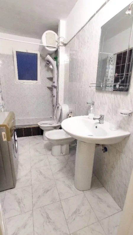Tirane, shes apartament 1+1+Ballkon Kati 5, 60 m² 98.000 € (Laprake te Kupola)