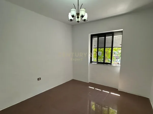 Tirane, jepet me qera ambjent biznesi Kati 2, 73 m² 1.300 € (Rr e Durresit)