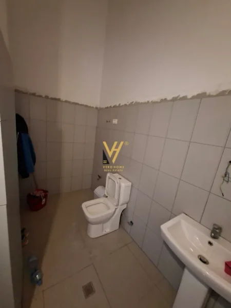 Tirane, jepet me qera dyqan Kati 0, 124 m² 2.400 € (KOMUNA E PARISIT)