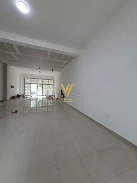 Tirane, jepet me qera dyqan Kati 0, 124 m² 2.400 € (KOMUNA E PARISIT)