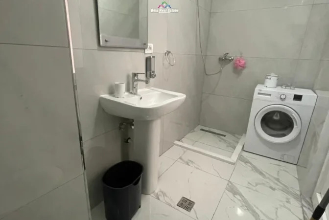 Tirane, jepet me qera apartament 1+1 Kati 8, 65 m² 470 € (Rruga Loni Ligori)