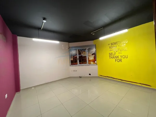 Tirane, jepet me qera zyre Kati 5, 248 m² 2.500 € (Rruga e Dibres)