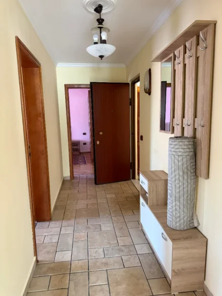 Tirane, jepet me qera apartament 3+1 Kati 3, 85 m² 580 € (Rruga Xhanfize Keko)