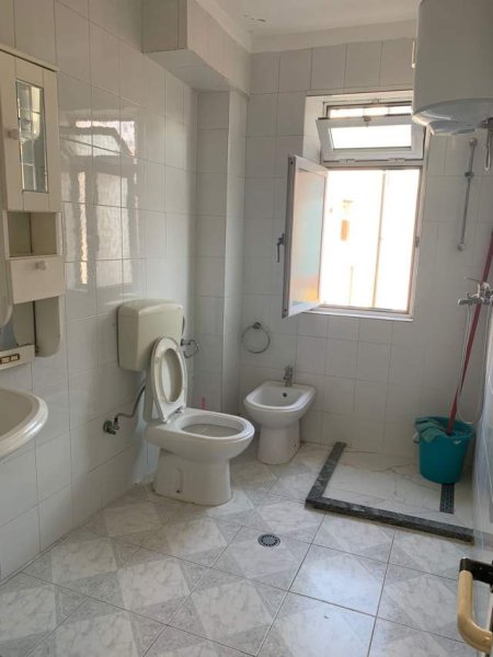 Tirane, jepet me qera apartament 1+1+BLK Kati 4, 86 m² 400 Euro (Rruga Ferit Xhajko)