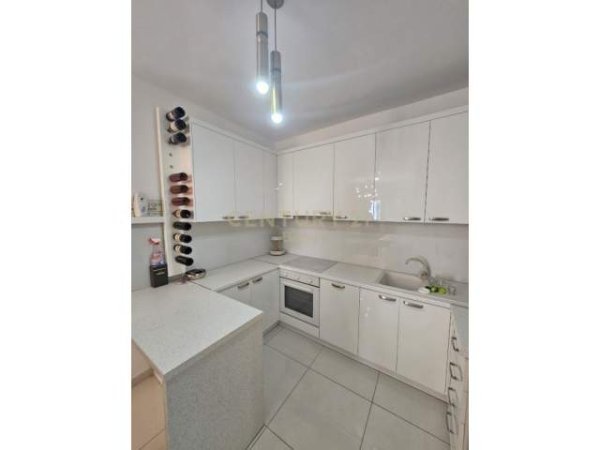 Tirane, shitet apartament 90 m² 88.000 Euro (fresku)