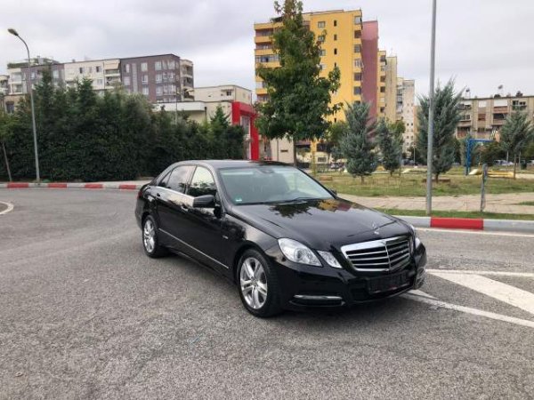 Tirane, shes makine Mercedes-Benz e-class bluefficence avangarde Viti 2012,