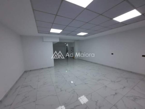 Durres, jepet me qera ambjent biznesi 63 m² 500 Euro (prane markates Durres)