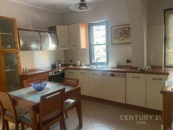 Tirane, jepet me qera apartament 2+1+BLK Kati 5, 120 m² 450 Euro (komuna parisit)