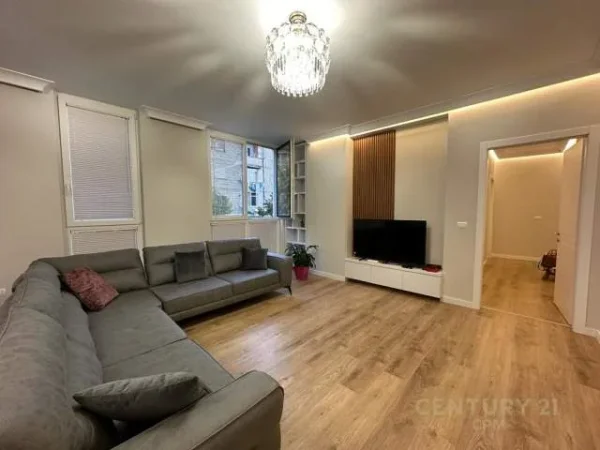 Tirane, jepet me qera apartament 2+1+BLK 100 m² 700 Euro (ruga kavajes)