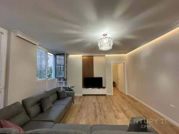 Tirane, jepet me qera apartament 2+1+BLK 100 m² 700 Euro (ruga kavajes)