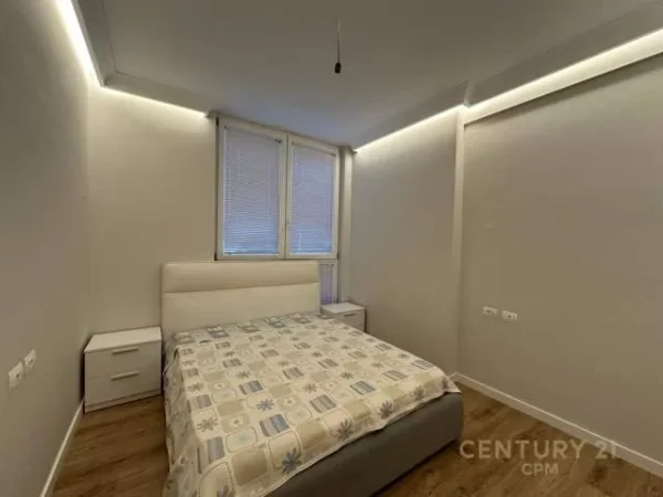 Tirane, jepet me qera apartament 2+1+BLK 100 m² 700 Euro (ruga kavajes)