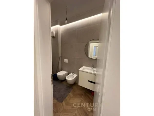 Tirane, jepet me qera apartament 2+1+BLK 100 m² 700 Euro (ruga kavajes)