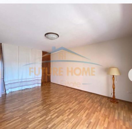 Tirane, jepet me qera ambjent biznesi Kati 6, 130 m² 950 Euro (Liceu Artistik)