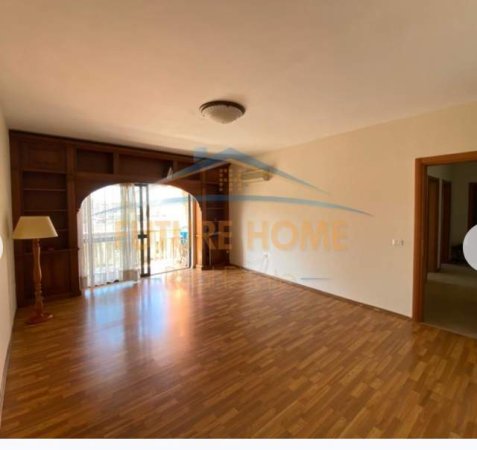 Tirane, jepet me qera ambjent biznesi Kati 6, 130 m² 950 Euro (Liceu Artistik)