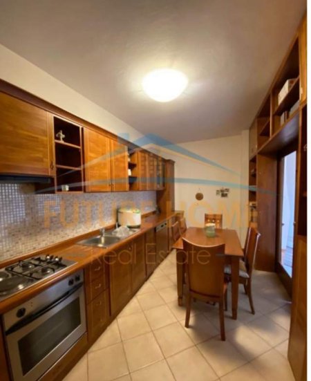 Tirane, jepet me qera ambjent biznesi Kati 6, 130 m² 950 Euro (Liceu Artistik)