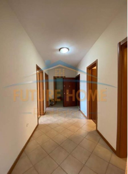Tirane, jepet me qera ambjent biznesi Kati 6, 130 m² 950 Euro (Liceu Artistik)