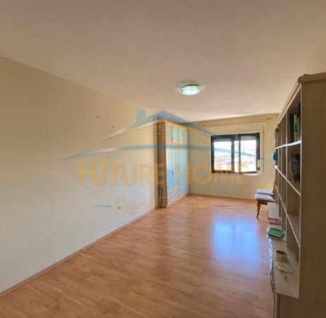 Tirane, jepet me qera ambjent biznesi Kati 6, 130 m² 950 Euro (Liceu Artistik)