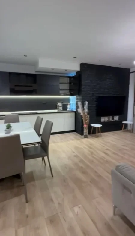 Tirane, jepet me qera apartament 3+1/ 2 poste parkimi  Kati 5, 108 m² 1.100 € (Fresku)