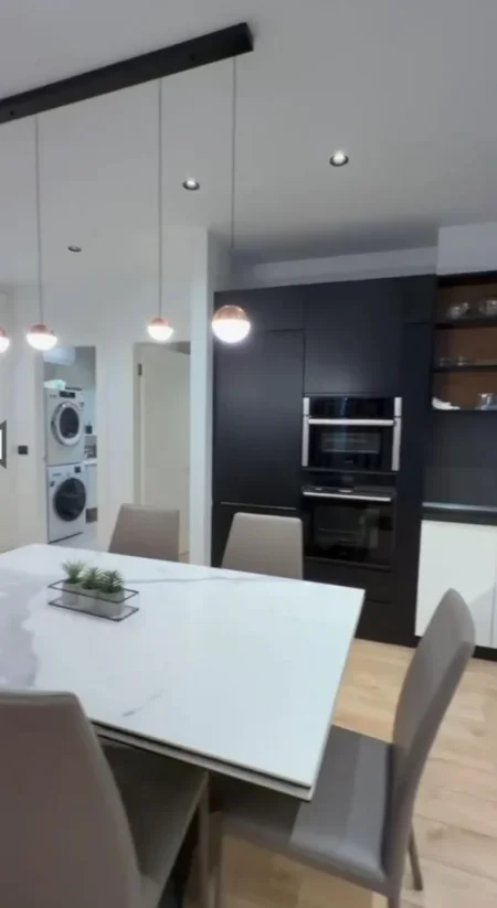 Tirane, jepet me qera apartament 3+1/ 2 poste parkimi  Kati 5, 108 m² 1.100 € (Fresku)