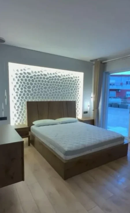 Tirane, jepet me qera apartament 3+1/ 2 poste parkimi  Kati 5, 108 m² 1.100 € (Fresku)