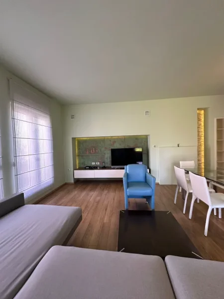Tirane, jepet me qera Vile 4+1+Ballkon , 2.700 € (WHITE HOUSE, TEG)