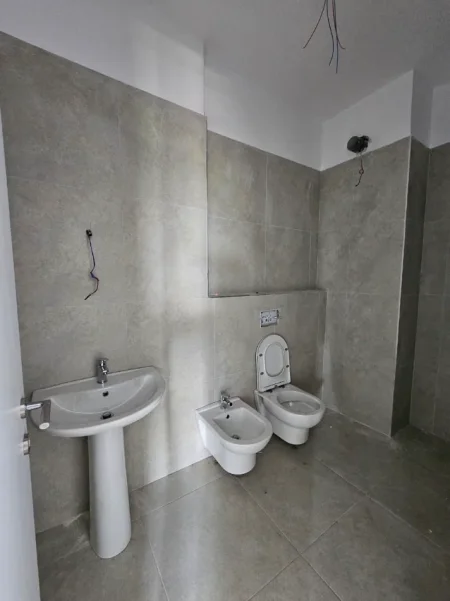 Tirane, jepet me qera apartament 2+1+Ballkon Kati 3, 140 m² 1.200 € (Liqeni I Thate)