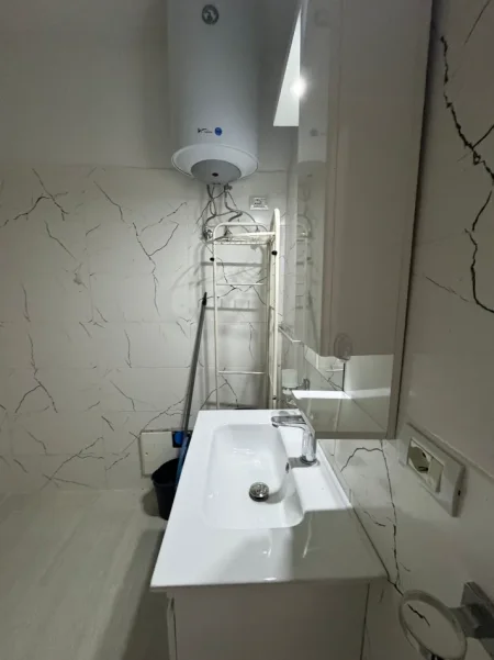 Tirane, jepet me qera garsonier Kati 1, 45 m² 420 € (Rruga Barrikadave)