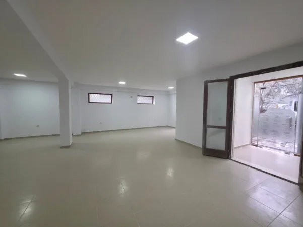 Tirane, jepet me qera ambjent biznesi Kati 0, 90 m² 800 € (KOPSHTI BOTANIK)