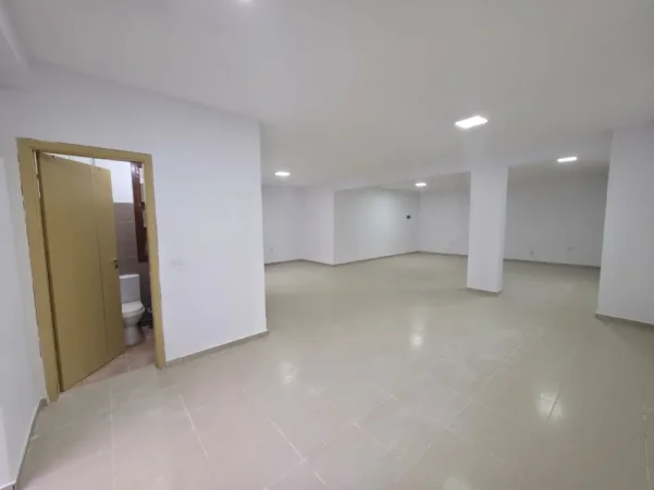 Tirane, jepet me qera ambjent biznesi Kati 0, 90 m² 800 € (KOPSHTI BOTANIK)