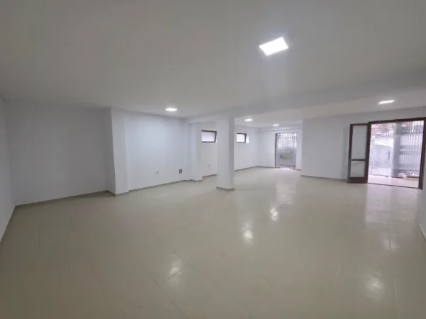 Tirane, jepet me qera ambjent biznesi Kati 0, 90 m² 800 € (KOPSHTI BOTANIK)