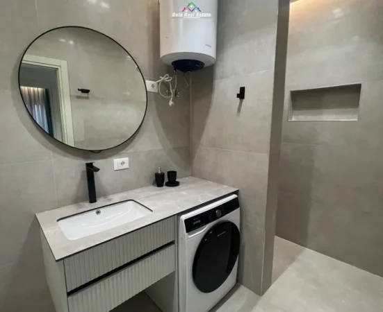 Tirane, jepet me qera apartament 1+1 Kati 5, 57 m² 700 € (Rruga Xhanfize Keko)