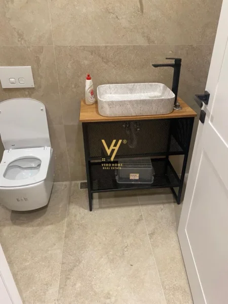 Tirane, jepet me qera zyre Kati 1, 80 m² 620 € (ASTIR)