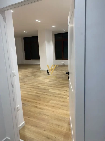 Tirane, jepet me qera zyre Kati 1, 80 m² 620 € (ASTIR)