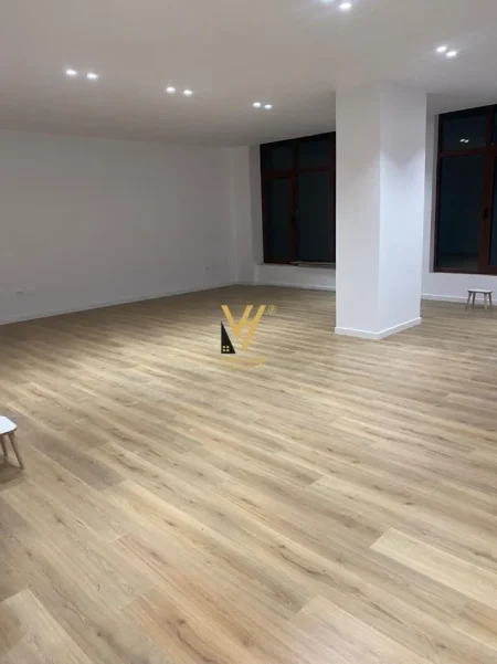 Tirane, jepet me qera zyre Kati 1, 80 m² 620 € (ASTIR)