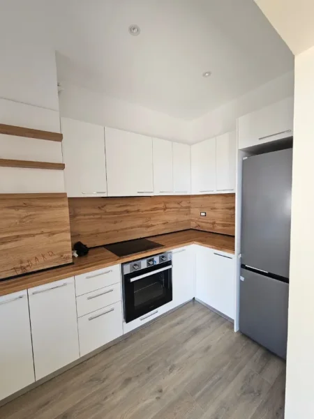 jepet me qera apartament 3+1+Ballkon Kati 3, 150 m² 1.400 € (Bulevardi Zhanë D'Ark)
