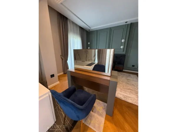 Tirane, jepet me qera apartament 2+1+Ballkon Kati 5, 120 m² 2.000 € (liqeni i thate)