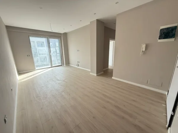 Tirane, jepet me qera zyre Kati 7, 87 m² 800 € (KOMUNA E PARISIT)