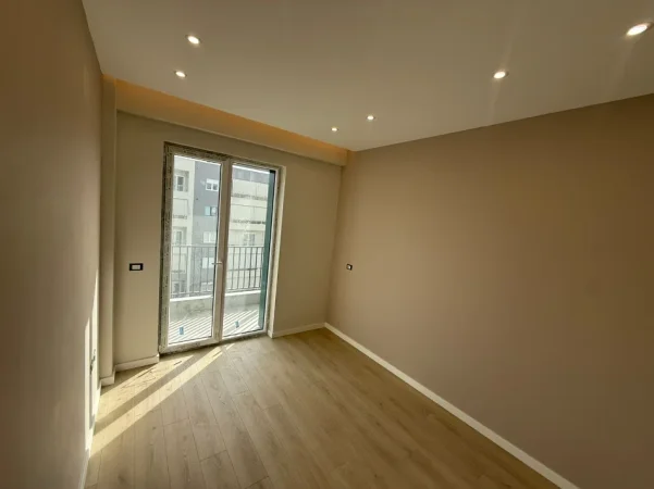 Tirane, jepet me qera zyre Kati 7, 87 m² 800 € (KOMUNA E PARISIT)