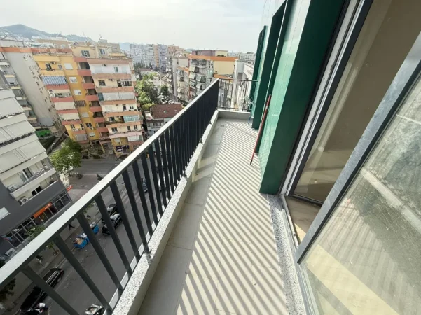 Tirane, jepet me qera zyre Kati 7, 87 m² 800 € (KOMUNA E PARISIT)