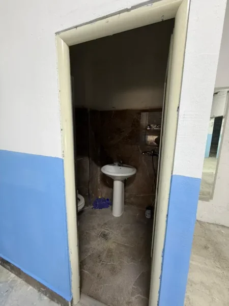 Tirane, jepet me qera ambjent biznesi Kati 0, 150 m² 900 € (Rruga Muhamet Deliu)